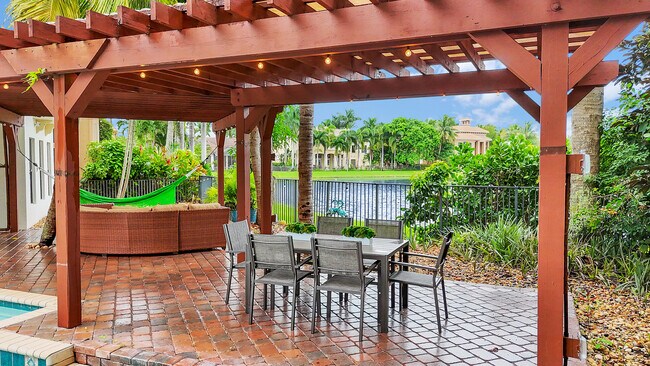 Building Photo - 10703 Versailles Blvd