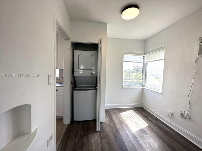 Building Photo - 1910 Biarritz Dr