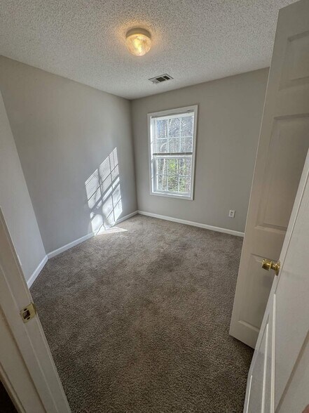 Building Photo - 40 Hanna Dr