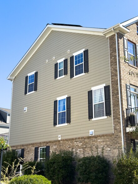 Building Photo - 1058 Old Trail Dr