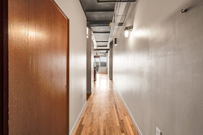 Building Photo - $2,000, 1 bed, 1.5 bath located in downtow...