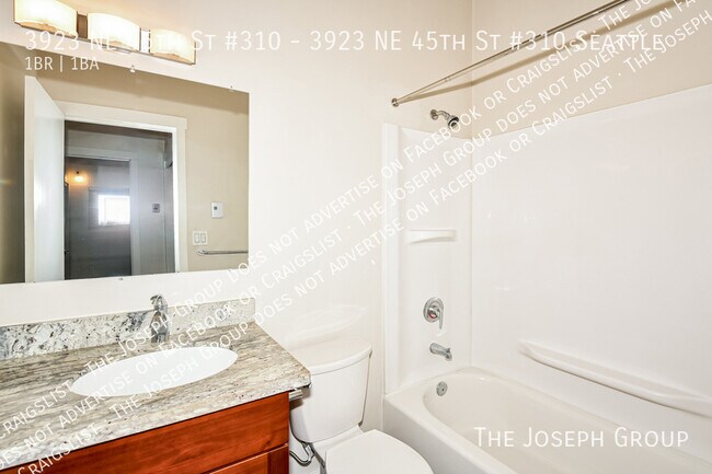 Building Photo - 3923 NE 45th St