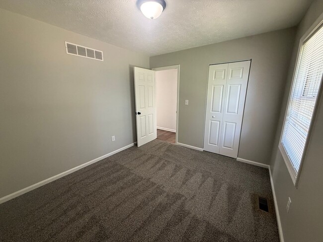 Building Photo - 449 Woodview Dr