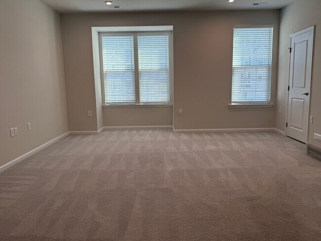 Building Photo - Amazing 3 Bedroom Townhome in North East R...