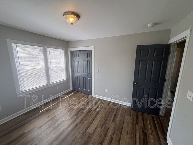 Building Photo - 637 N Gray St