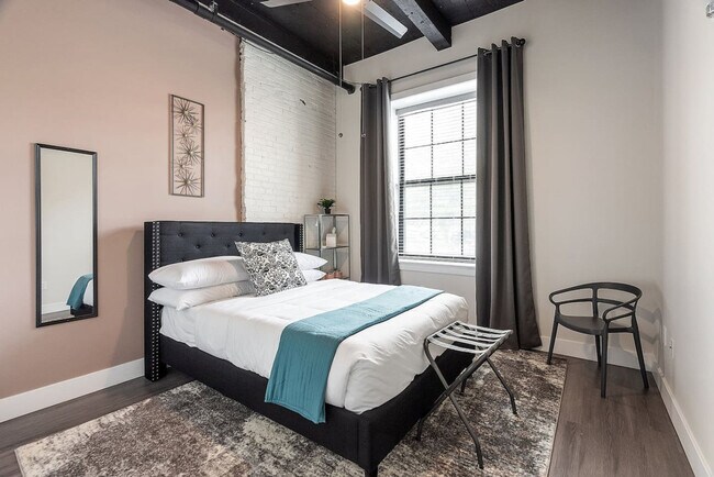 Building Photo - 212 W Roberts Ave