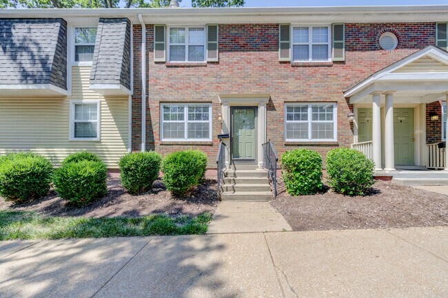 Primary Photo - 1547 E Swan Cir