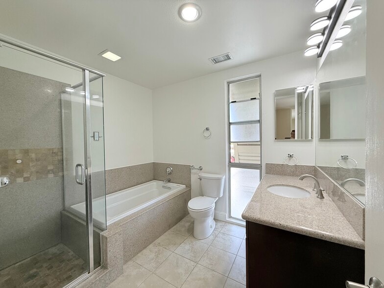 Separate Tub/Shower - 4126 Del Mar Ave