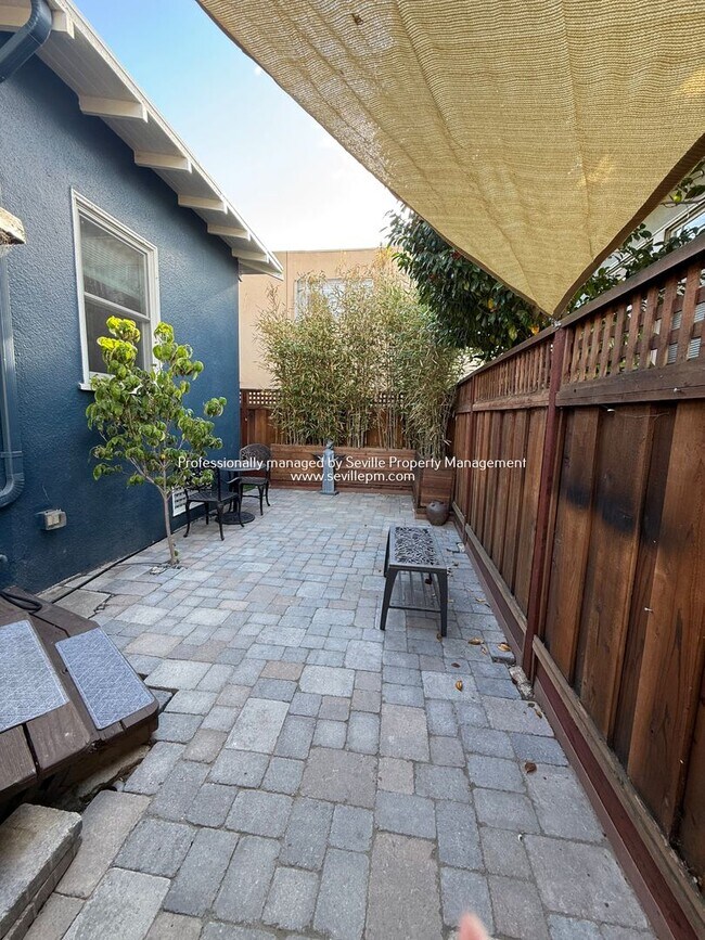 Building Photo - Charming 1920s Alameda East End  2BR+ / 1B...