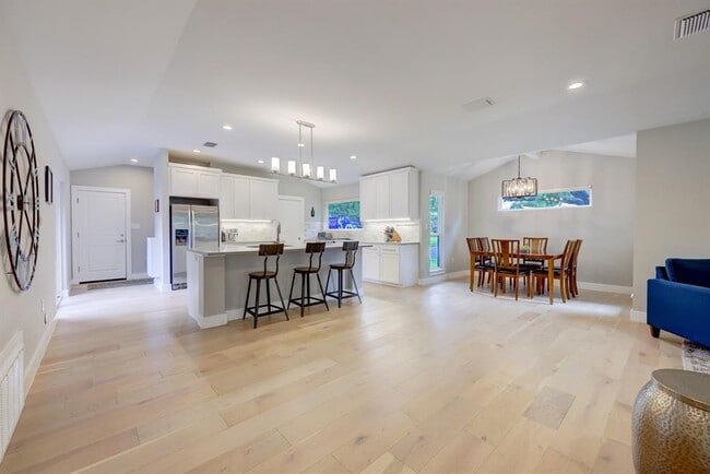 Building Photo - 2500 Pinewood Terrace