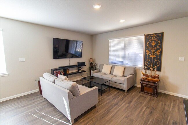 Building Photo - 2221 Middle Rdg Dr