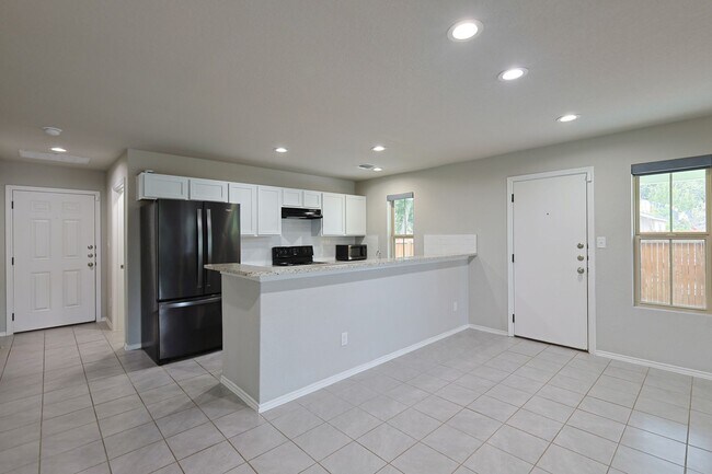 Building Photo - Charming 3/2 Minutes from Downtown NBTX