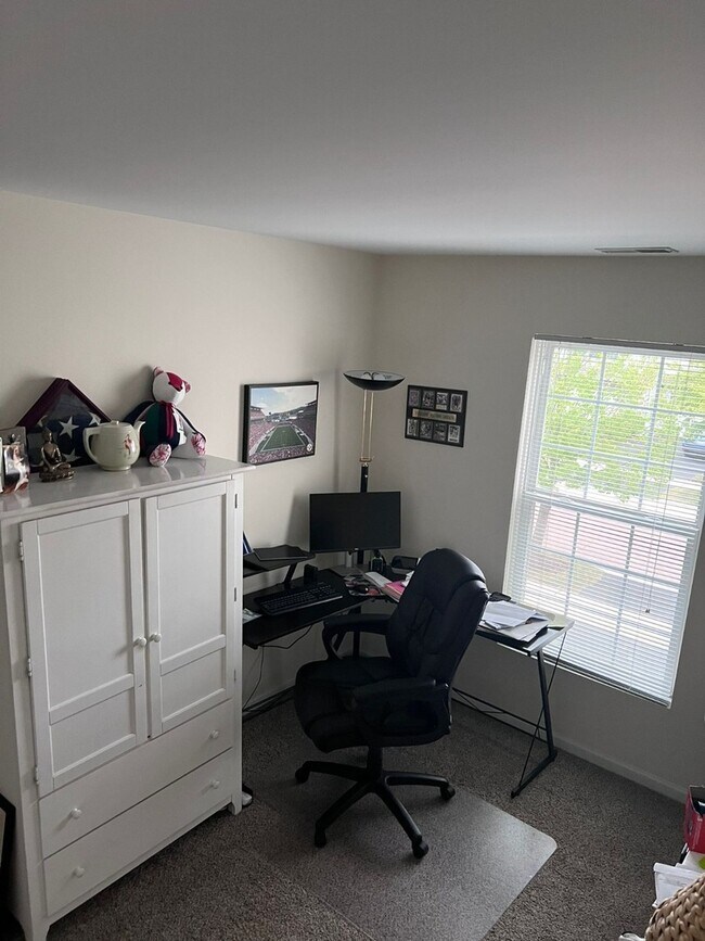 Building Photo - 3106 Bromley Ln