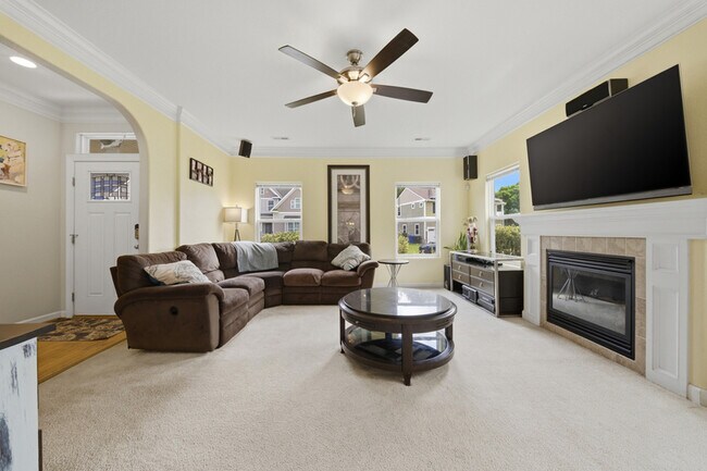 Building Photo - 431 Shorewood Pl