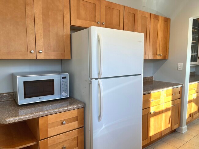 Building Photo - 8906 Ewing Ave