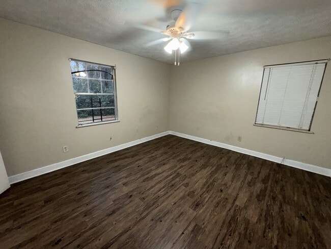 Building Photo - 1219 Shalimar Dr