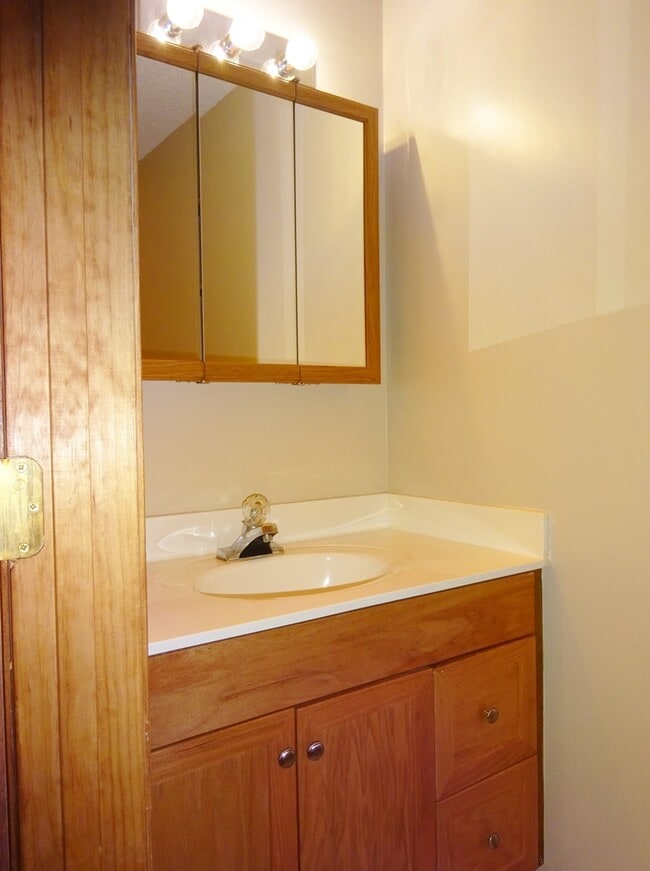 Building Photo - 3 BR w/ Bonus Room Minutes to MCAS!