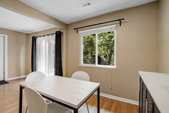 Building Photo - 809 W 40th St