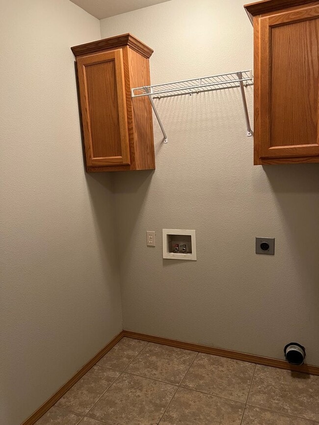 Building Photo - 3 bedroom, 2 bathroom, 2 car garage duplex in Republic