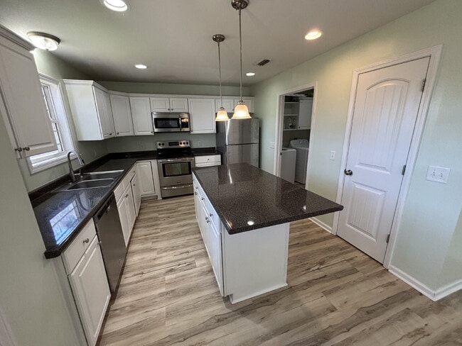 Building Photo - 472 Jester St