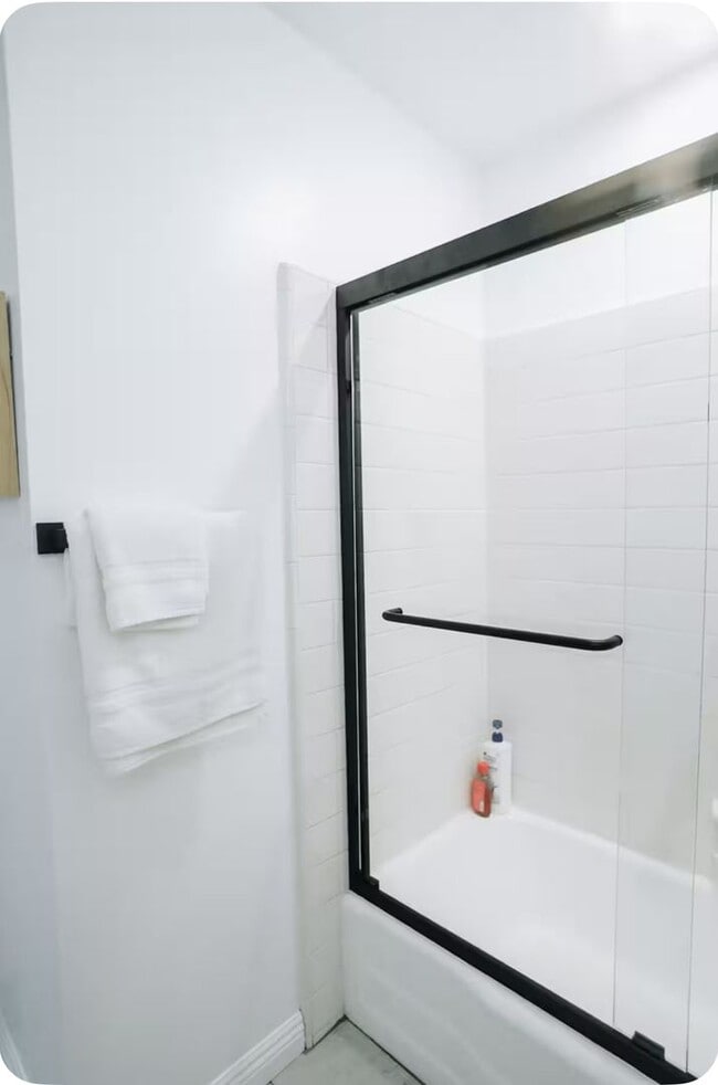 Building Photo - Furnished Home in HB