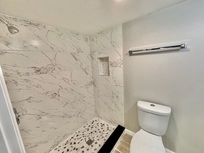 Building Photo - Studio Apartment, Fresh Renovation