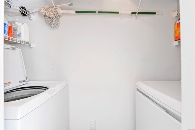 Building Photo - 1225 Westfield Ln