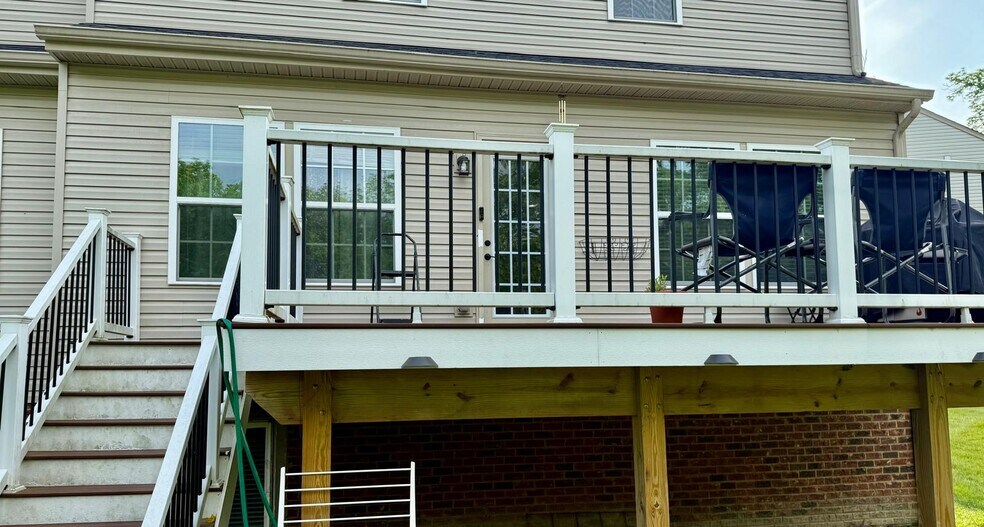 Building Photo - 8059 Hinsdale Ln