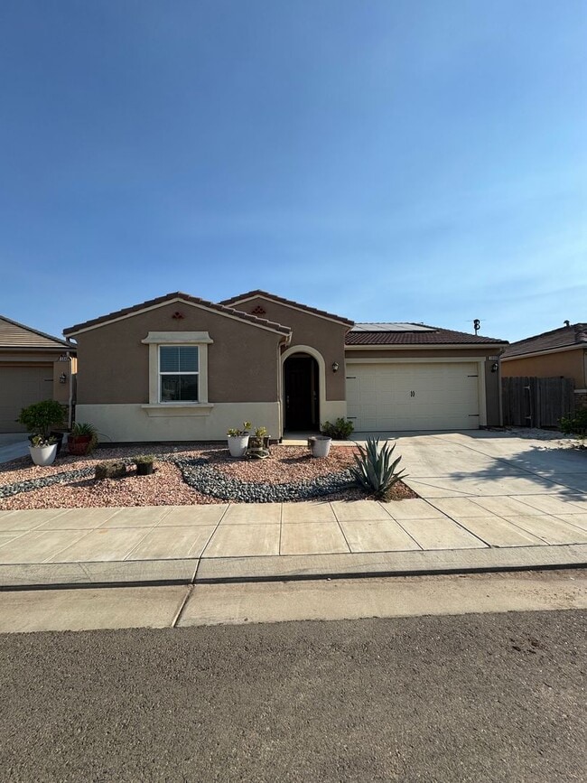 Building Photo - Move-in Ready Clovis Gem!
