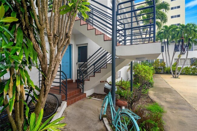 Building Photo - 4710 Pine Tree Dr