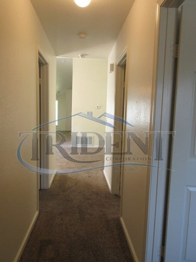 Building Photo - 970-972 Crisp Dr