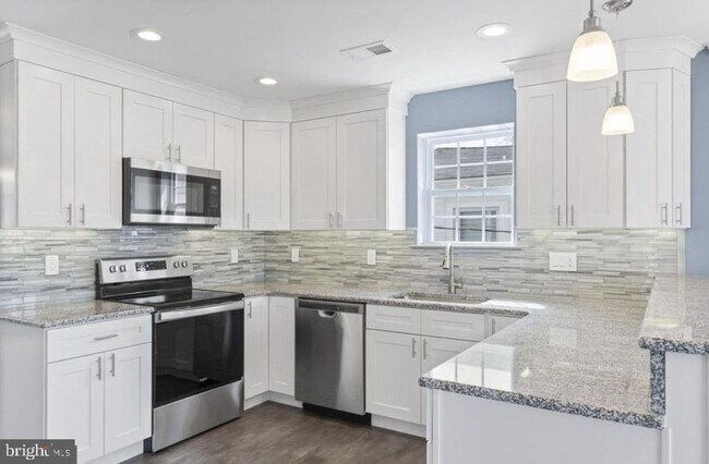 Building Photo - 802 Sixth Ave