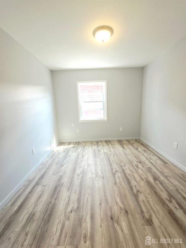 Building Photo - 326 Sutton St