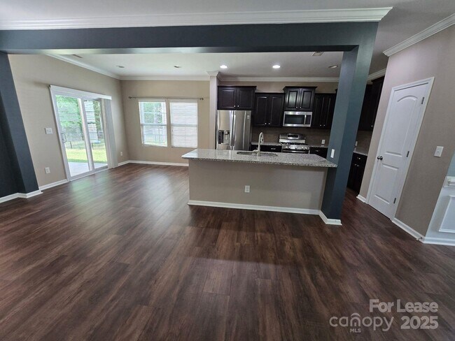 Building Photo - 2202 Laurens Dr