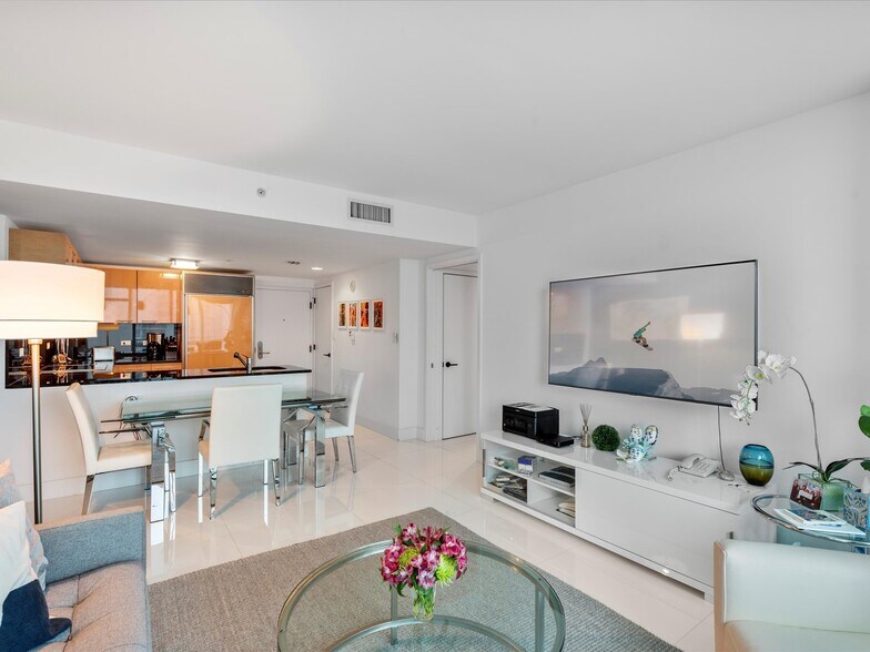 Building Photo - 6801 Collins Ave