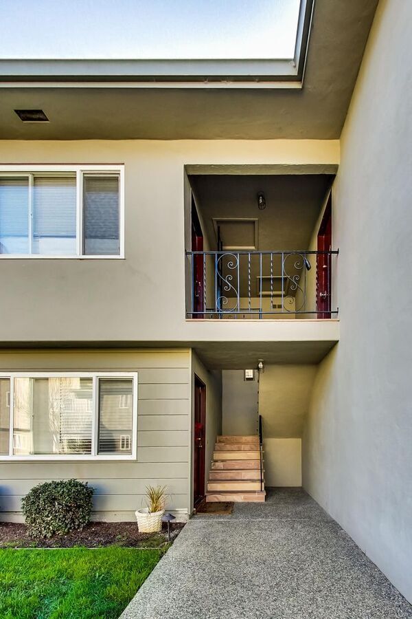 Building Photo - 1549 San Carlos Ave