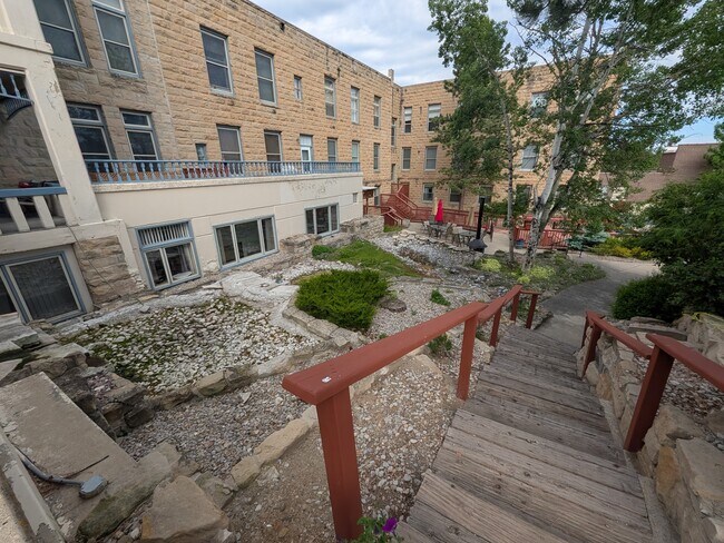 Building Photo - 1000 Fountain Terrace Dr