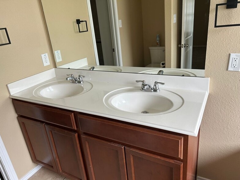 Building Photo - 25111 Country Gate Dr