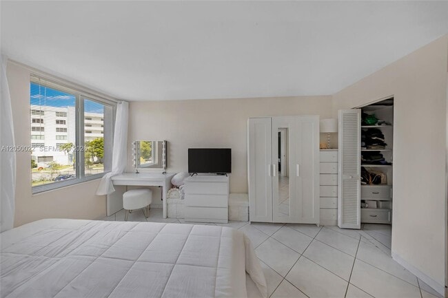 Building Photo - 250 180th Dr