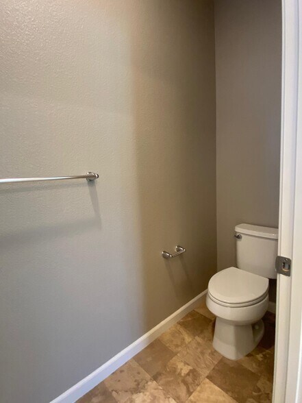 Building Photo - 527 Clover Cir