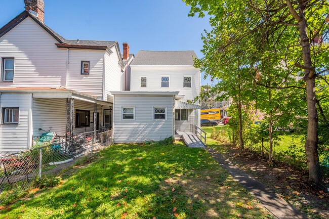Building Photo - Gorgeous 4 bedroom home in Pittsburgh avai...