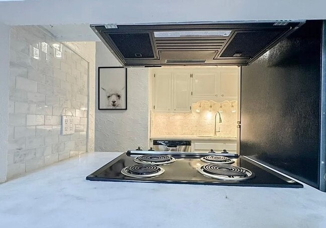 Building Photo - 1 Bed 1 Bath Condo with Community Pool and...