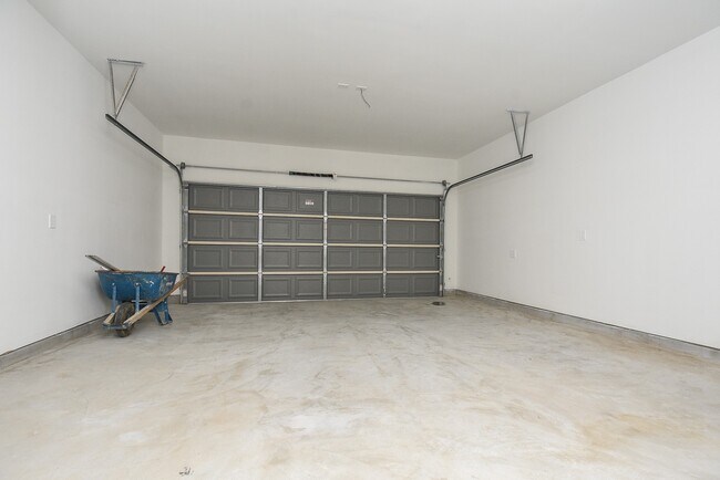 Building Photo - 2819 Topiary Ln