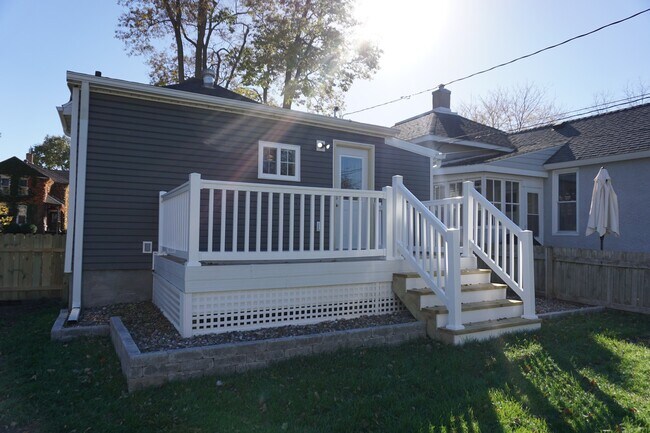 Building Photo - New modern 2 bed / 1 bath with fenced yard...
