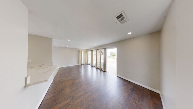 Building Photo - 5BD/2BA, Easy Walk to Campus!! (Lease out,...