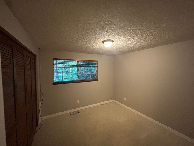 Building Photo - 5 bed, 2 bath Covington Home w/2-car garag...