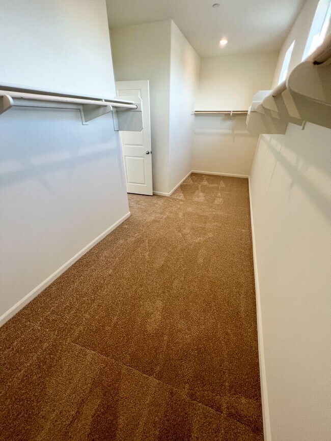 Building Photo - 5 Bedroom home with FULL MOTHER IN LAW SUI...