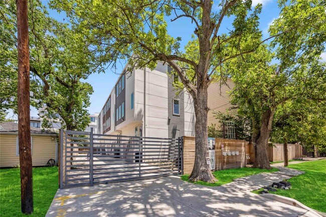 Building Photo - 1111 W 21st St