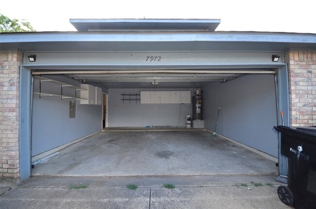 Building Photo - 7972 Roundtable Rd