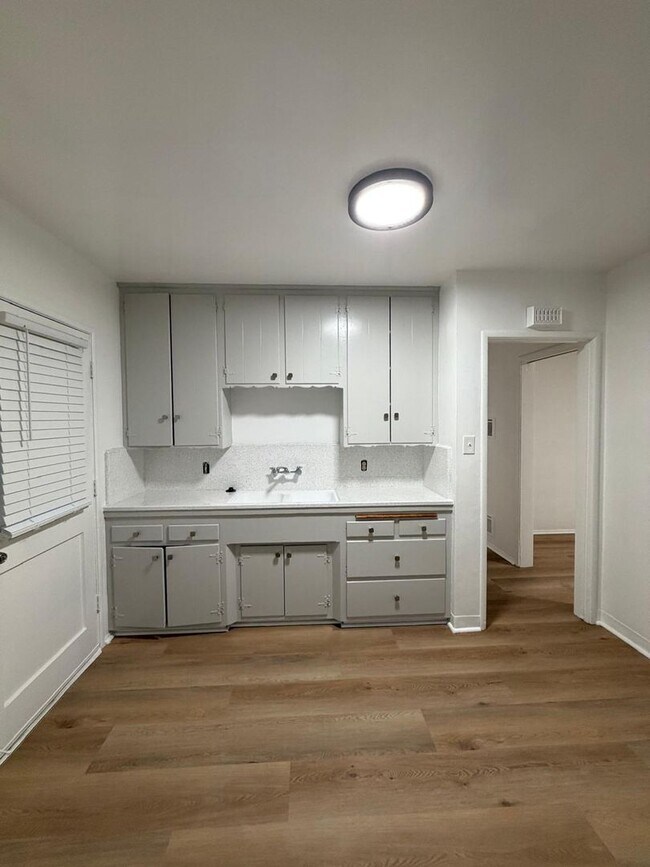 Interior Photo - 935 N Louise St Apartments
